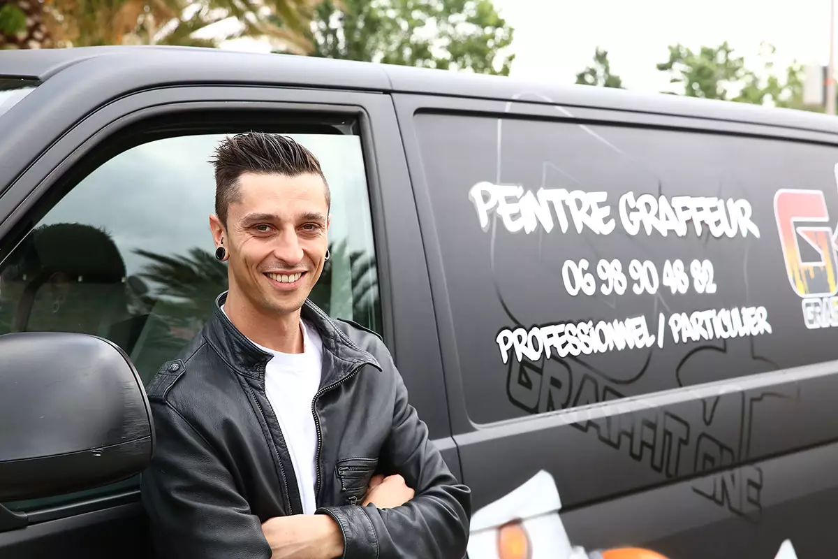 Hista (Alexandre Durand), muraliste professionnel Graffit One, devant son atelier mobile