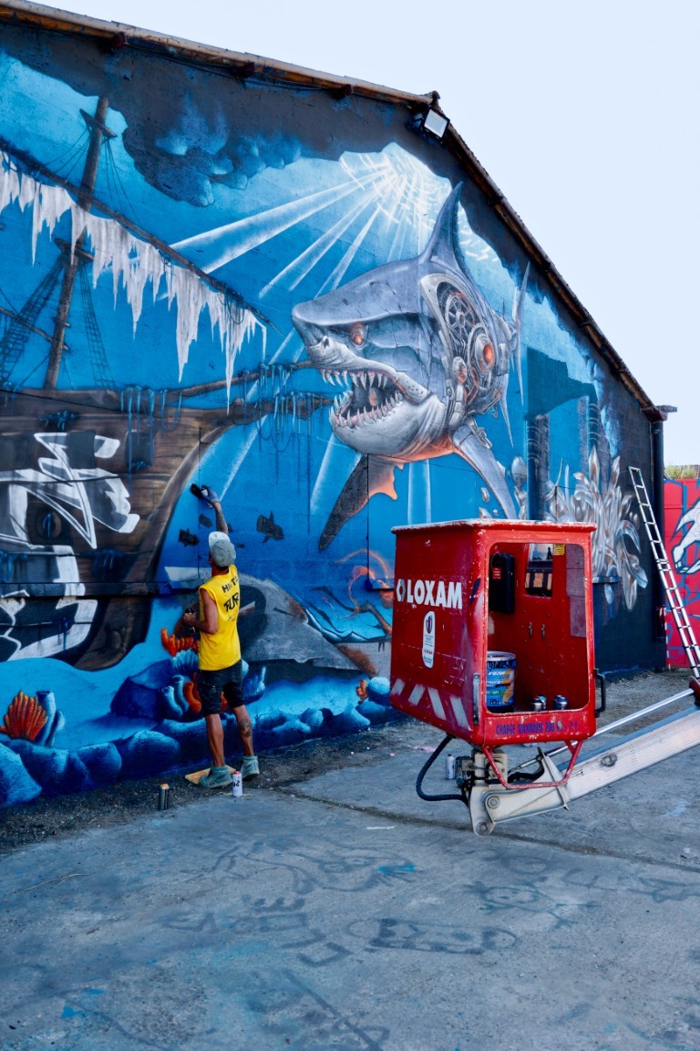 Hista réalisant une grande fresque sous-marine lors du festival RUR