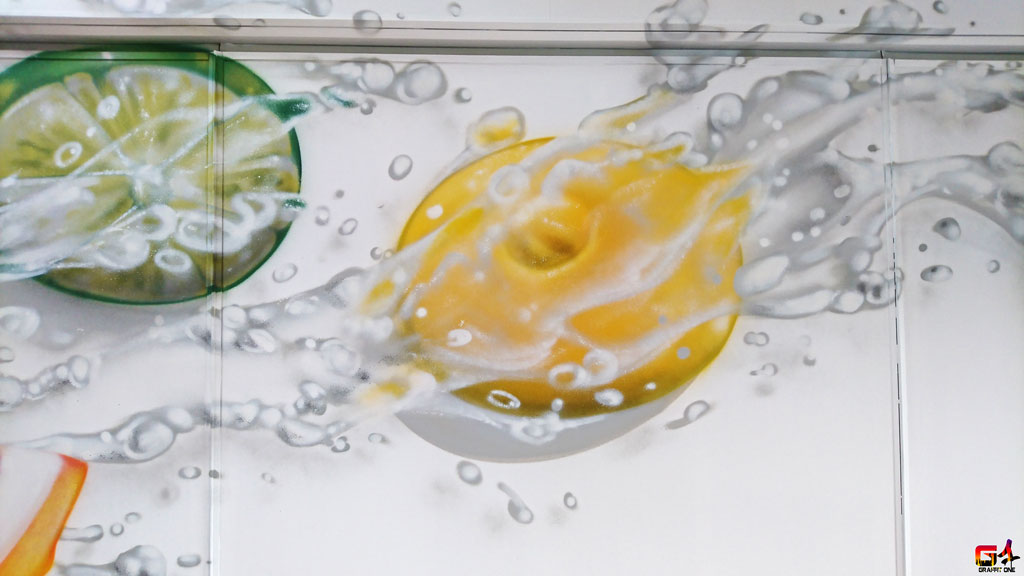 Éclaboussure d'eau et ses fruits