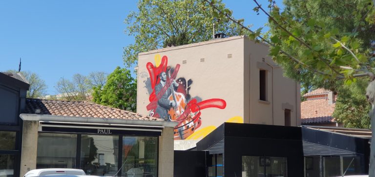 Fresque murale d'un musicien peinte par Graffit One sur le pignon d'une école de musique à Montpellier