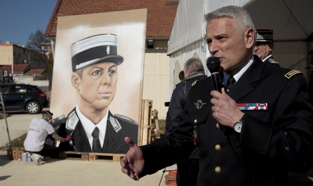 Portrait du colonel Arnaud Beltrame réalisé en live painting par Graffit One lors de la cérémonie d'hommage, caserne Lepic à Montpellier