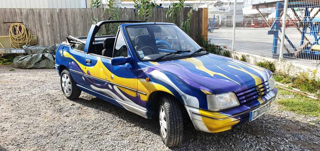 Peugeot 205 cabriolet entièrement repeinte en graffiti par Graffit One pour Carjager