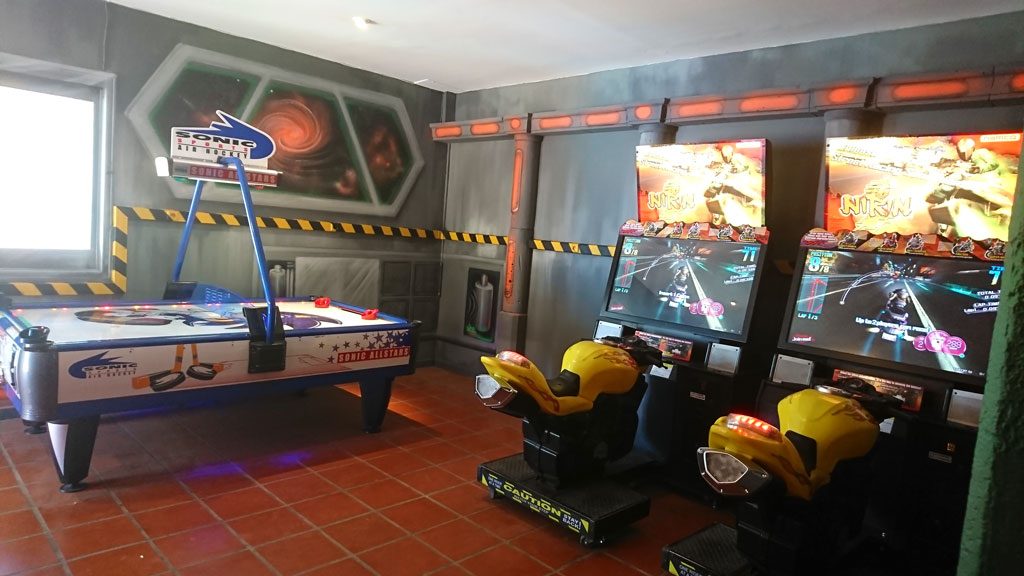 Après travaux : le décor arcade avec le jeu de palet et les motos de la salle de jeux du Camping Lac des Rêves