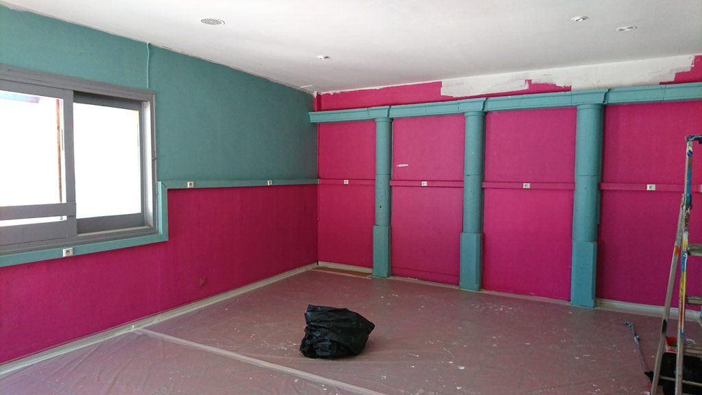 Avant travaux : la salle de jeux aux murs roses et turquoise du Camping Lac des Rêves