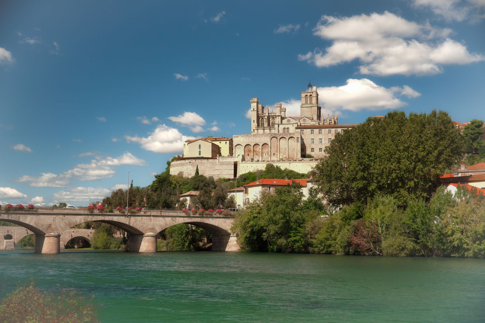 La cathédrale Saint-Nazaire de Béziers dominant le pont vieux et l'Orb