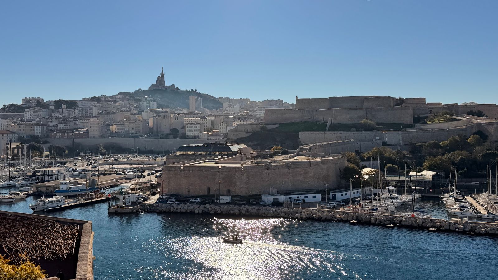 Vue du Vieux-Port de Marseille avec la basilique Notre-Dame de la Garde sur la colline