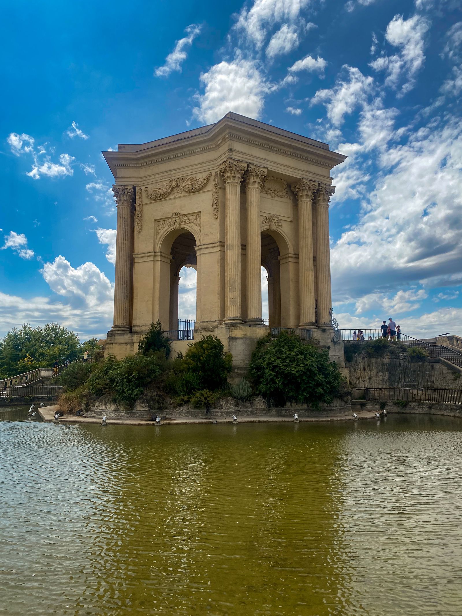 Château d'eau de la promenade du Peyrou à Montpellier, sous un ciel bleu