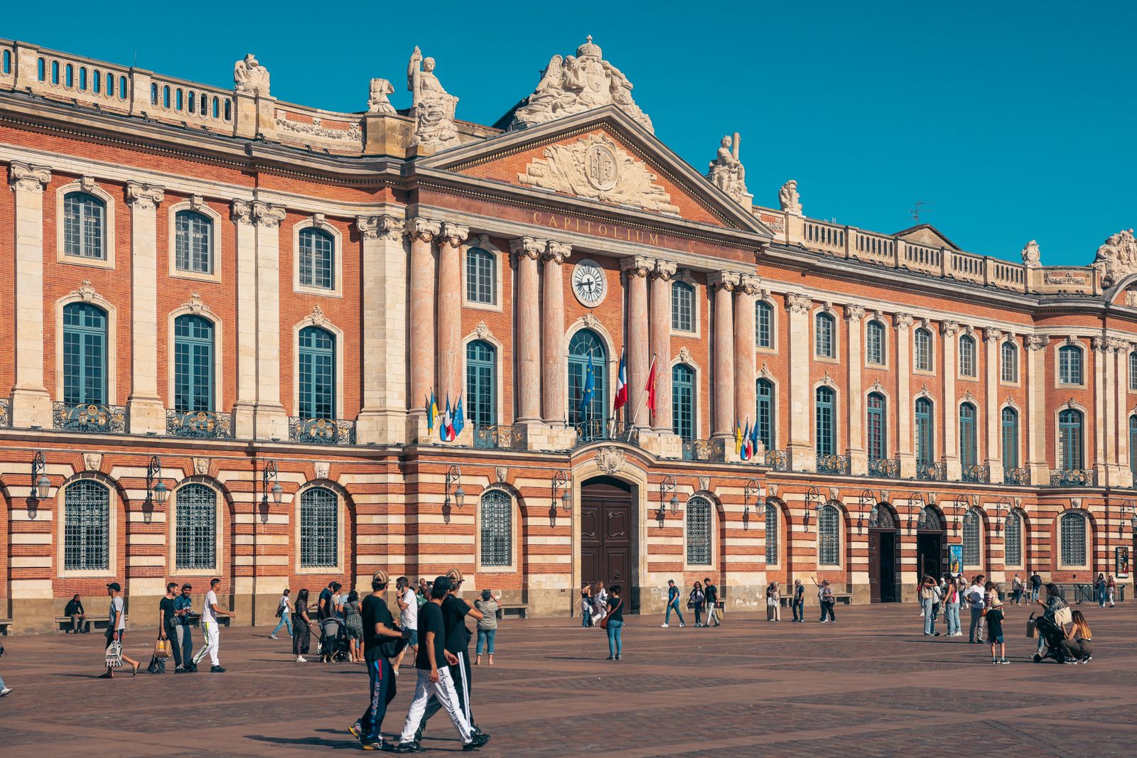 La façade du Capitole de Toulouse et sa place animée